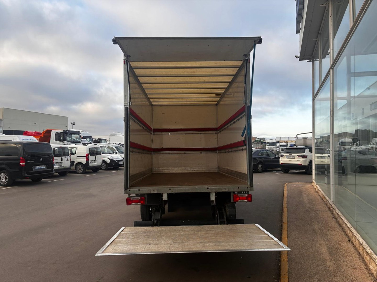 Caja cerrada con plataforma elevadora IVECO 35C16 3.0 20m3 - Bestelwagen gesloten laadbak: afbeelding 5 Caja cerrada con plataforma elevadora IVECO 35C16 3.0 20m3 - Bestelwagen gesloten laadbak: afbeelding 5