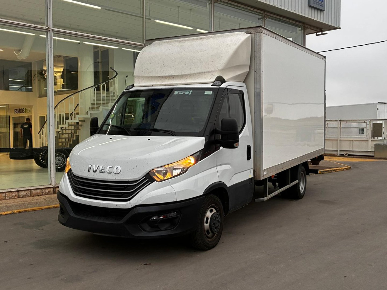 Caja cerrada con plataforma elevadora IVECO 35C16 3.0 20m3 - Bestelwagen gesloten laadbak: afbeelding 1 Caja cerrada con plataforma elevadora IVECO 35C16 3.0 20m3 - Bestelwagen gesloten laadbak: afbeelding 1
