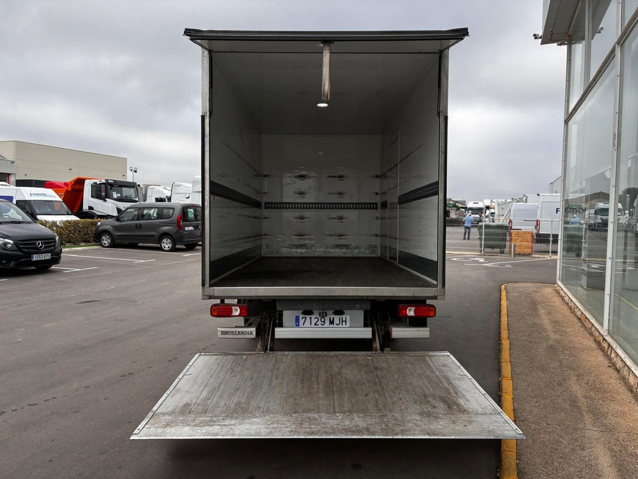 Caja cerrada con plataforma elevadora IVECO 35C16 3.0 20m3 con puerta lateral - Bestelwagen gesloten laadbak: afbeelding 5 Caja cerrada con plataforma elevadora IVECO 35C16 3.0 20m3 con puerta lateral - Bestelwagen gesloten laadbak: afbeelding 5