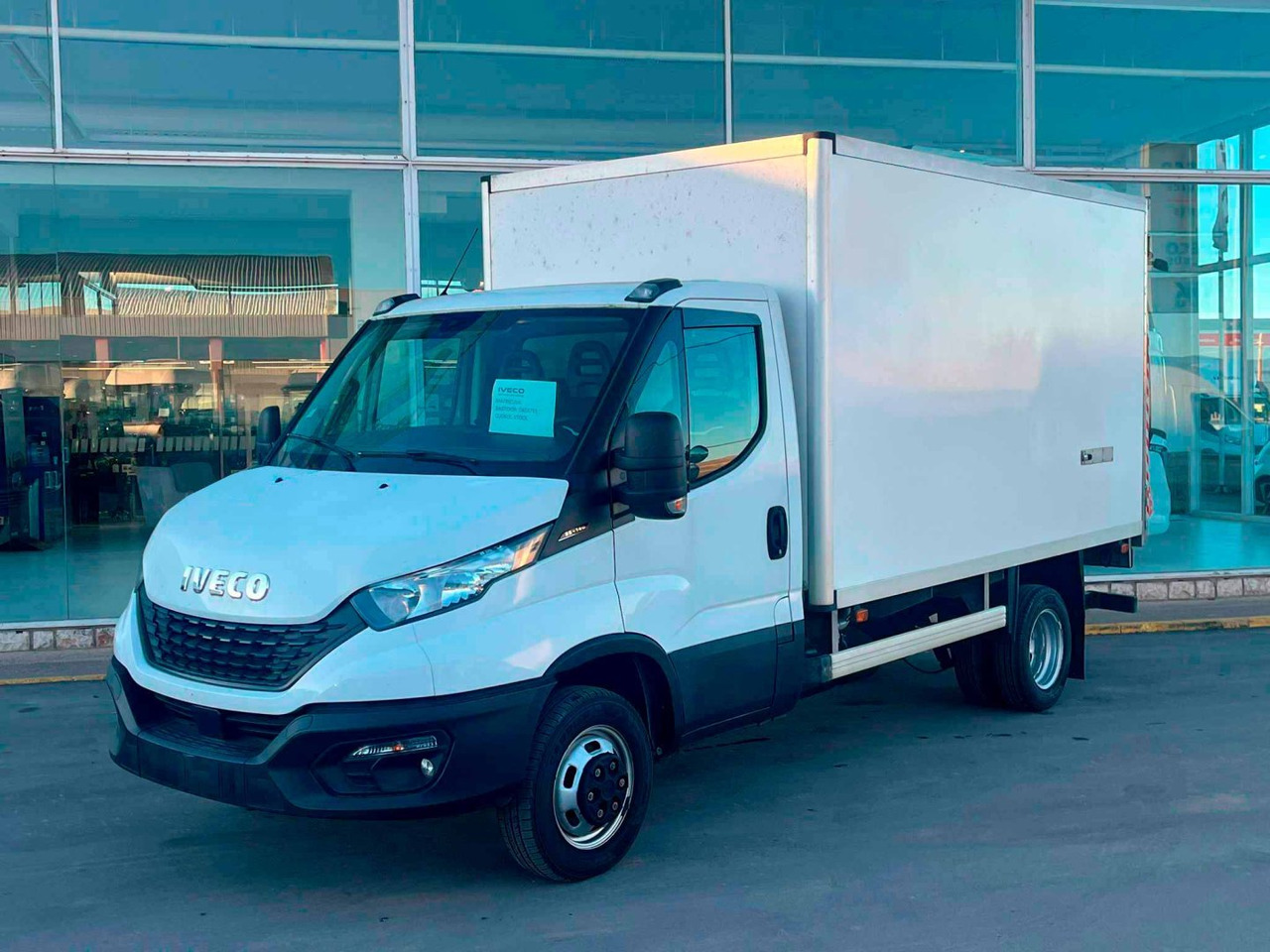 Isotermo IVECO 35C14 ISOTERMO PUERTA ELEVADORA - Bestelwagen gesloten laadbak: afbeelding 1 Isotermo IVECO 35C14 ISOTERMO PUERTA ELEVADORA - Bestelwagen gesloten laadbak: afbeelding 1