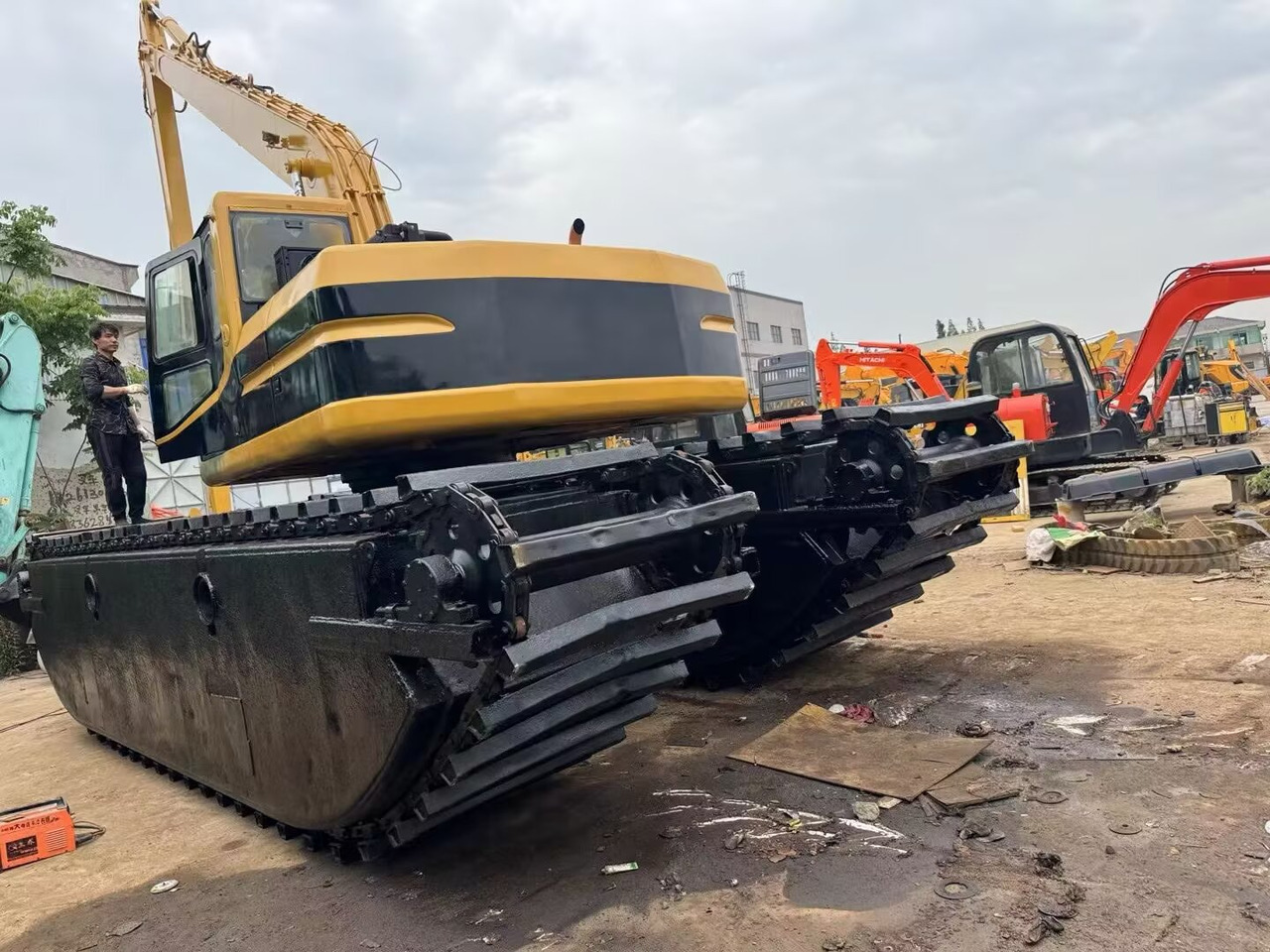CAT 320 BL dredger 320 CL dredge - Amfibische graafmachine: afbeelding 1 CAT 320 BL dredger 320 CL dredge - Amfibische graafmachine: afbeelding 1