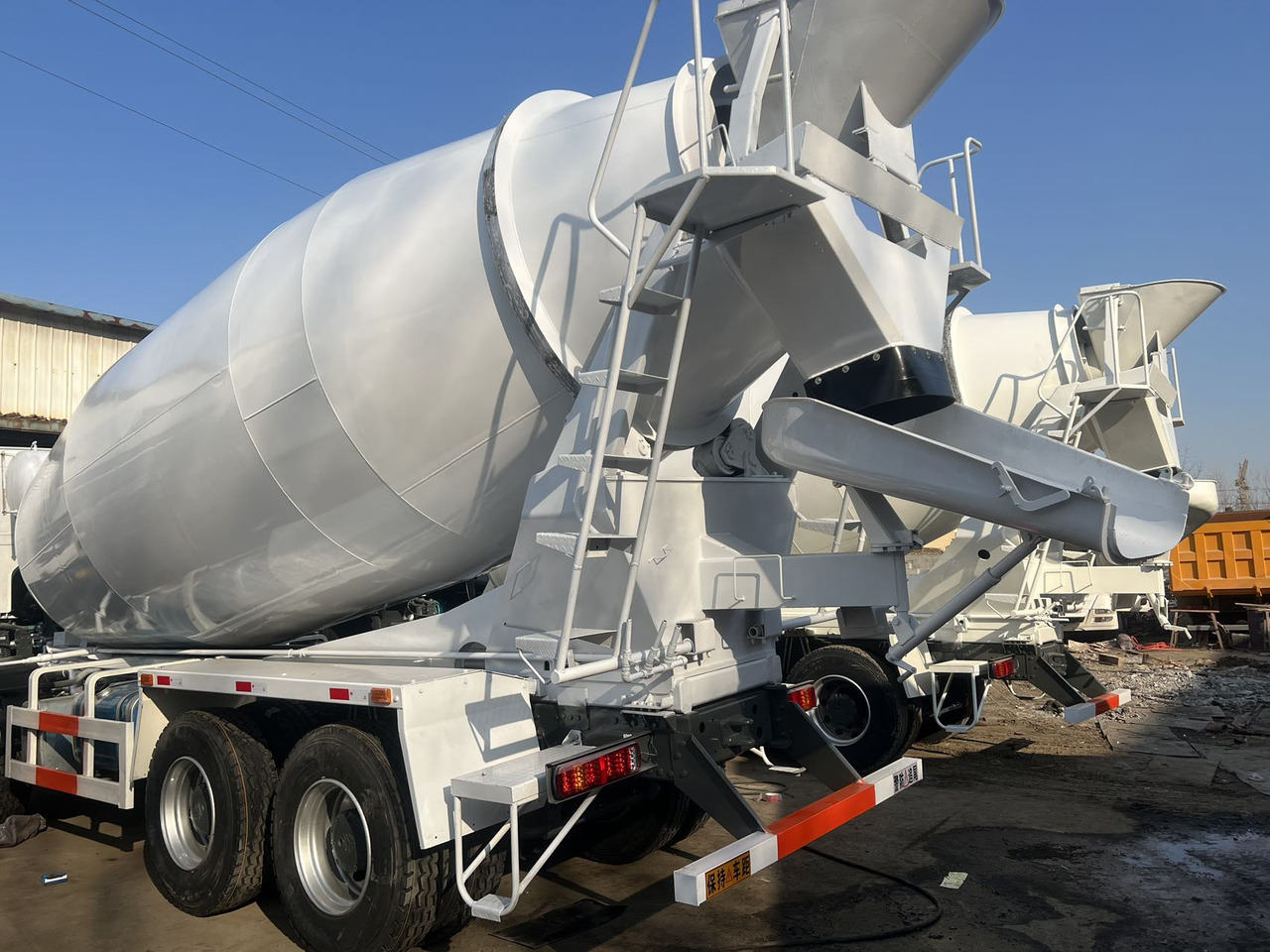 SINOTRUK HOWO 16 CBM CAPACITY - Betonmixer: afbeelding 4 SINOTRUK HOWO 16 CBM CAPACITY - Betonmixer: afbeelding 4