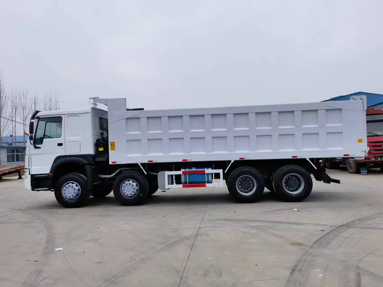 SINOTRUK HOWO 375 8*4 - Kipper vrachtwagen: afbeelding 2 SINOTRUK HOWO 375 8*4 - Kipper vrachtwagen: afbeelding 2
