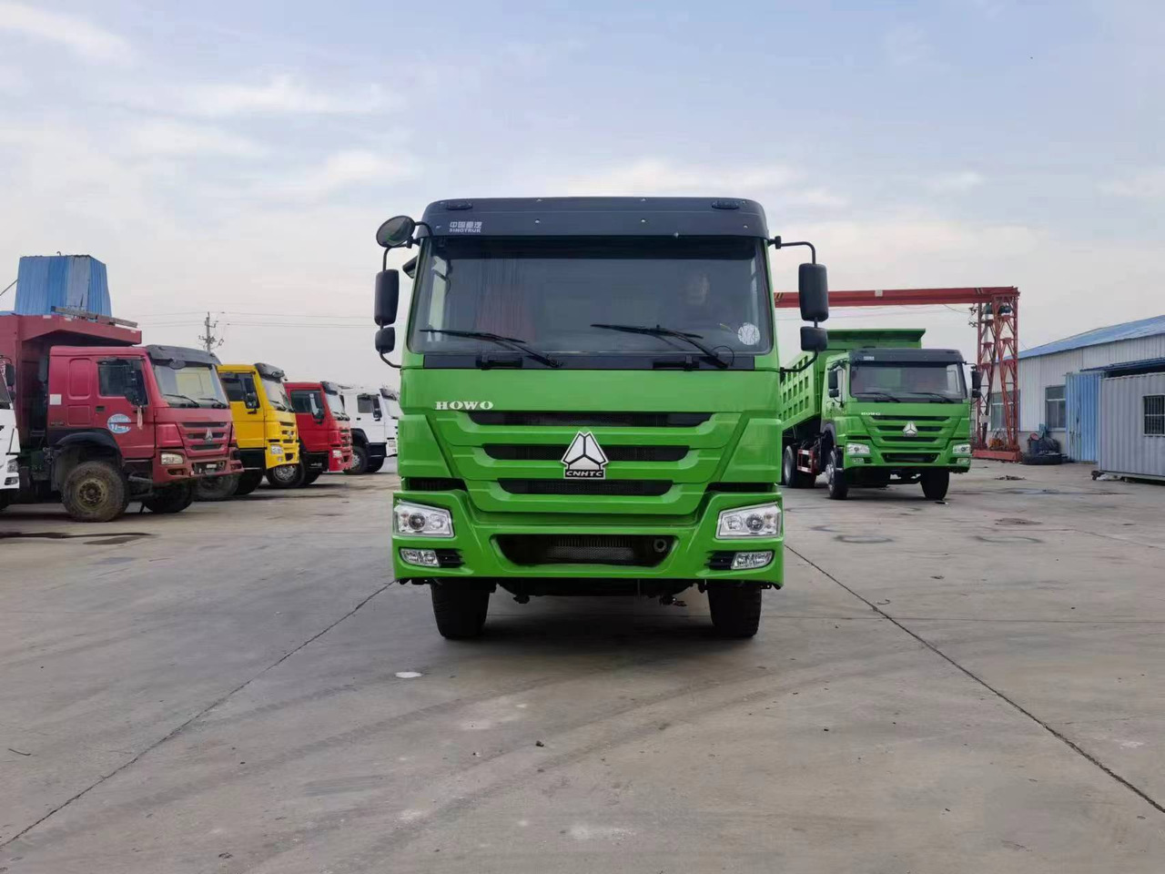 SINOTRUK HOWO 6*4 10 TIRES DUMP TRUCK - Kipper vrachtwagen: afbeelding 2 SINOTRUK HOWO 6*4 10 TIRES DUMP TRUCK - Kipper vrachtwagen: afbeelding 2