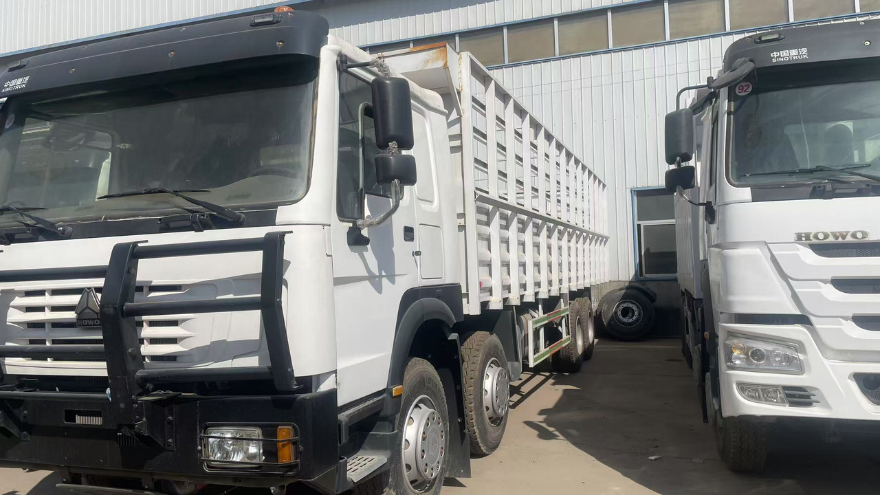 SINOTRUK HOWO 8*4 WITH FENCE 12 WHEELS TIRES 6*4 371 375 380 400 420 HP - Veewagen vrachtwagen: afbeelding 2 SINOTRUK HOWO 8*4 WITH FENCE 12 WHEELS TIRES 6*4 371 375 380 400 420 HP - Veewagen vrachtwagen: afbeelding 2