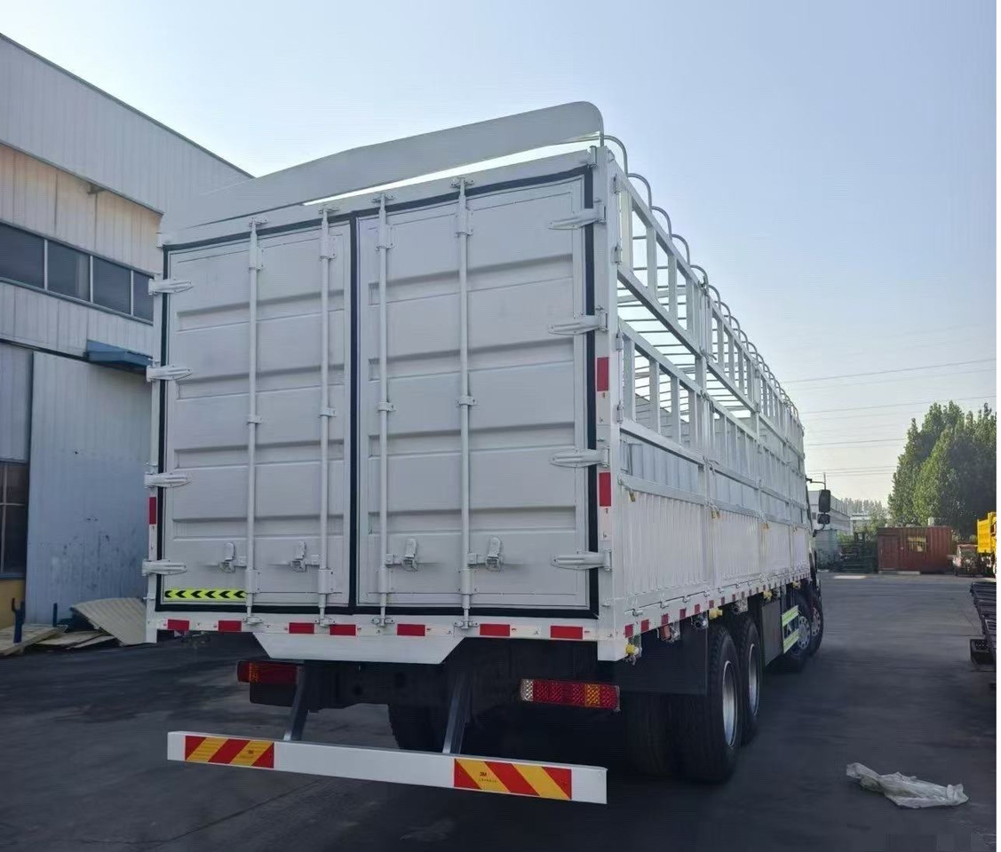 SINOTRUK HOWO 8*4 WITH FENCE 12 WHEELS TIRES 6*4 371 375 380 400 420 HP - Veewagen vrachtwagen: afbeelding 4 SINOTRUK HOWO 8*4 WITH FENCE 12 WHEELS TIRES 6*4 371 375 380 400 420 HP - Veewagen vrachtwagen: afbeelding 4