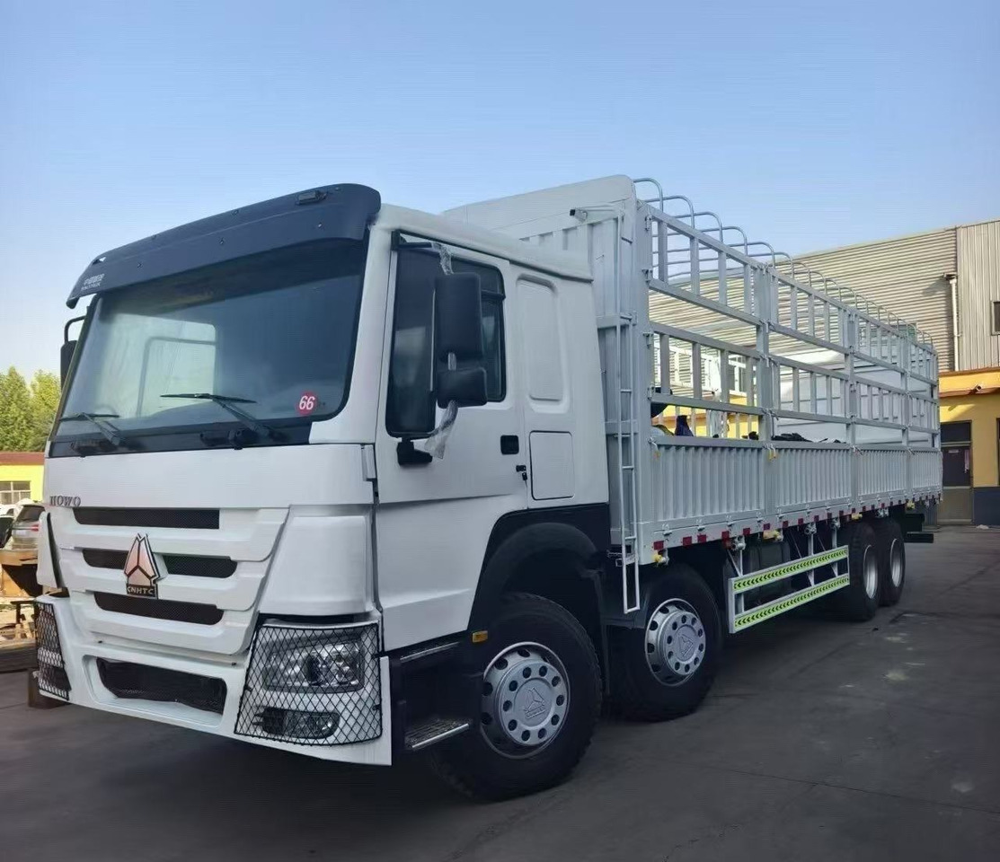 SINOTRUK HOWO 8*4 WITH FENCE - Veewagen vrachtwagen: afbeelding 1 SINOTRUK HOWO 8*4 WITH FENCE - Veewagen vrachtwagen: afbeelding 1