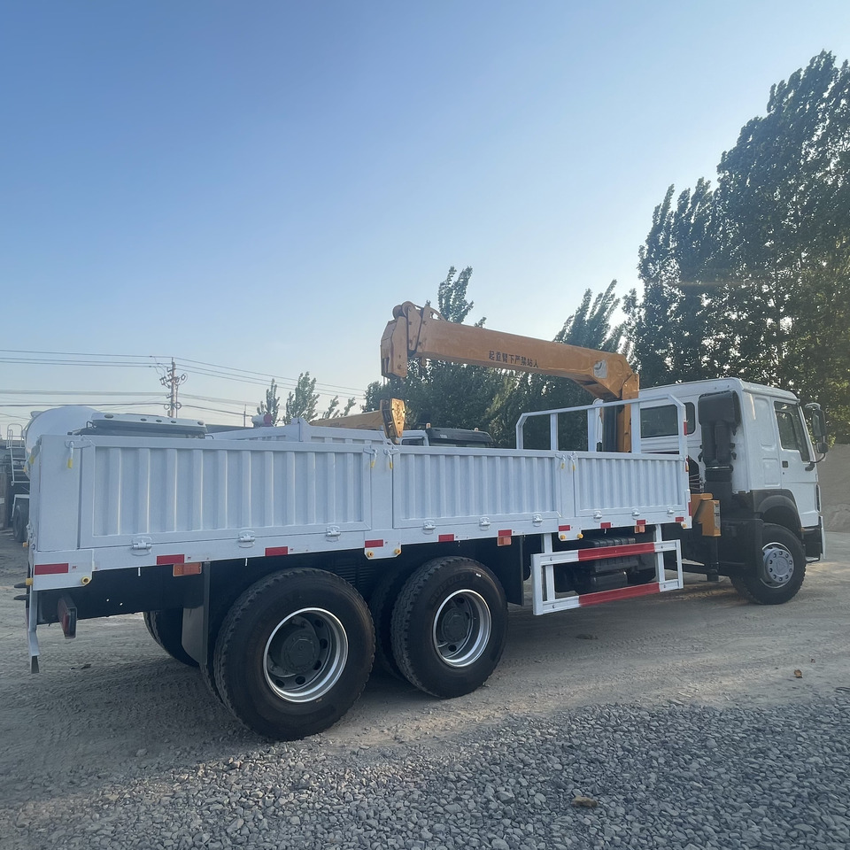 SINOTRUK HOWO 8 TON CRANE TRUCK - Kraanwagen: afbeelding 1 SINOTRUK HOWO 8 TON CRANE TRUCK - Kraanwagen: afbeelding 1