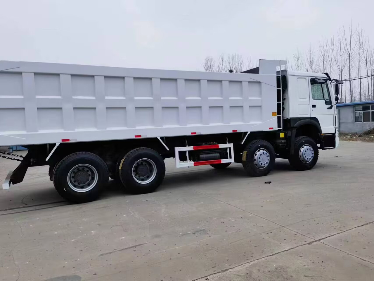 SINOTRUK HOWO DUMP TRUCK 8*4 - Kipper vrachtwagen: afbeelding 1 SINOTRUK HOWO DUMP TRUCK 8*4 - Kipper vrachtwagen: afbeelding 1
