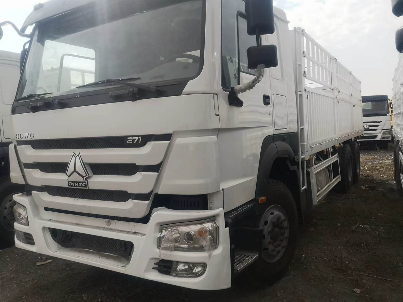 SINOTRUK HOWO FENCE LIVESTOCK TRUCK - Kipper vrachtwagen: afbeelding 5 SINOTRUK HOWO FENCE LIVESTOCK TRUCK - Kipper vrachtwagen: afbeelding 5
