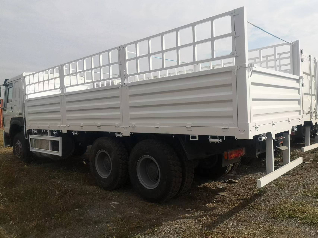 SINOTRUK HOWO LIVESTOCK DUMP TRUCK WITH FENCE 371 375 380 400 420 460 HP - Kipper vrachtwagen: afbeelding 3 SINOTRUK HOWO LIVESTOCK DUMP TRUCK WITH FENCE 371 375 380 400 420 460 HP - Kipper vrachtwagen: afbeelding 3