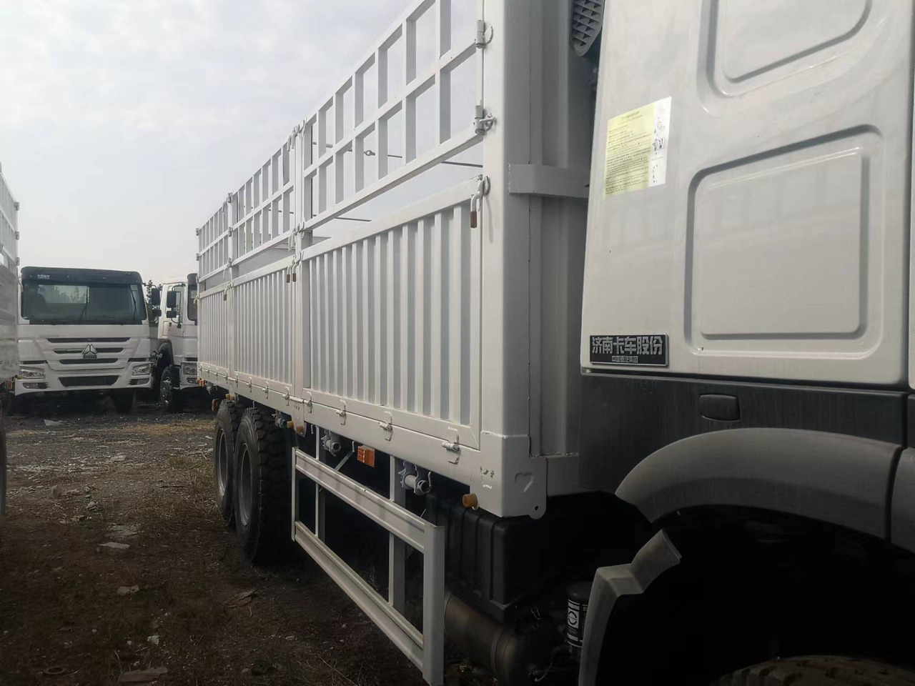 SINOTRUK HOWO LIVESTOCK DUMP TRUCK WITH FENCE 371 375 380 400 420 460 HP - Kipper vrachtwagen: afbeelding 5 SINOTRUK HOWO LIVESTOCK DUMP TRUCK WITH FENCE 371 375 380 400 420 460 HP - Kipper vrachtwagen: afbeelding 5