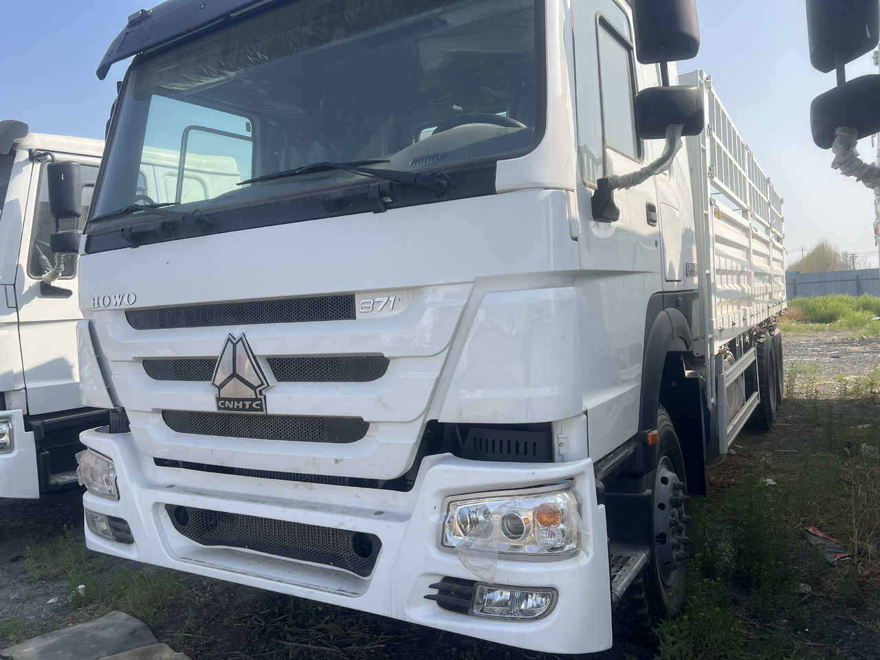 SINOTRUK HOWO Tipper Dump Truck with Fence 6*4 8*4 - Veewagen vrachtwagen: afbeelding 2 SINOTRUK HOWO Tipper Dump Truck with Fence 6*4 8*4 - Veewagen vrachtwagen: afbeelding 2