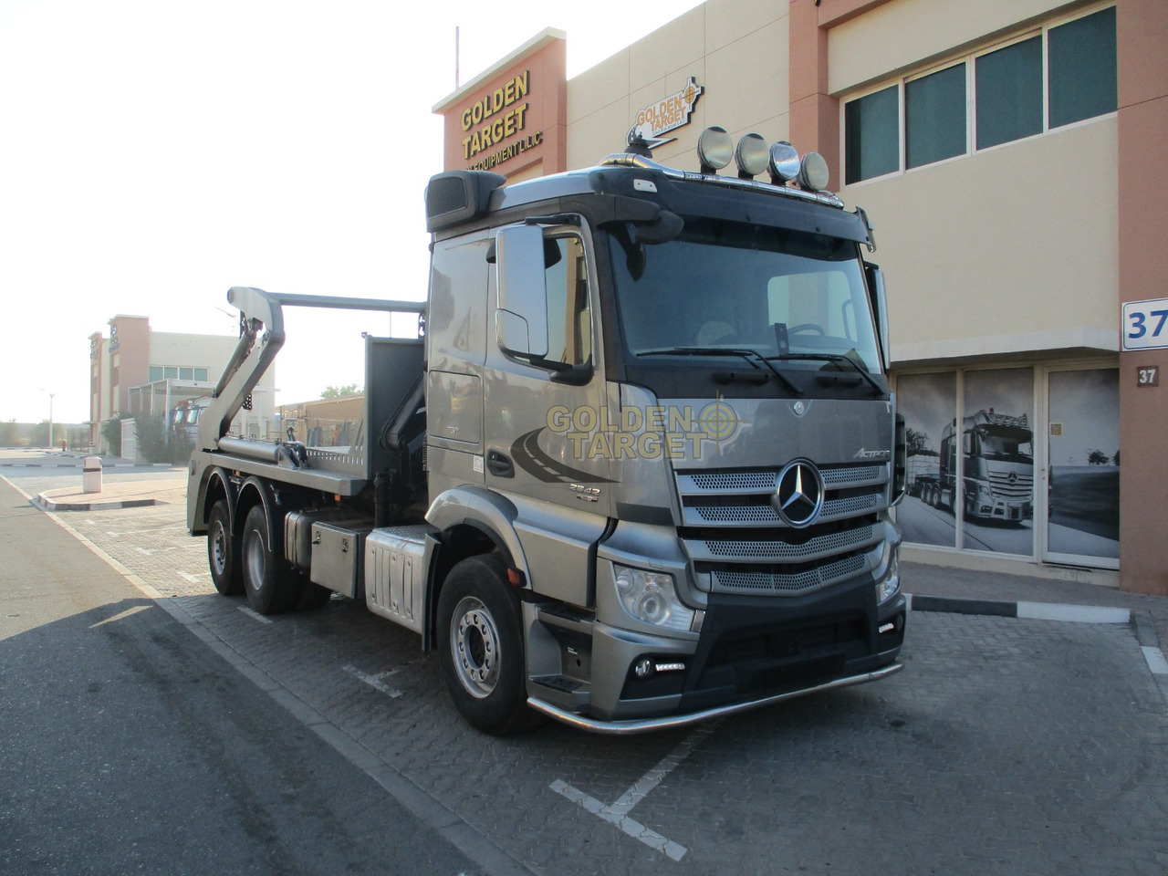 MERCEDES-BENZ 2642 6×2 DOUBLE SKIP LOADER with HIAB Crane - Portaalarmsysteem vrachtwagen: afbeelding 1 MERCEDES-BENZ 2642 6×2 DOUBLE SKIP LOADER with HIAB Crane - Portaalarmsysteem vrachtwagen: afbeelding 1