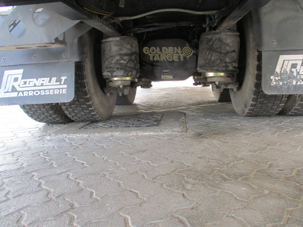 Leasing RENAULT Kerax 380 6×4 Crane Truck RENAULT Kerax 380 6×4 Crane Truck: afbeelding 14 Leasing RENAULT Kerax 380 6×4 Crane Truck RENAULT Kerax 380 6×4 Crane Truck: afbeelding 14