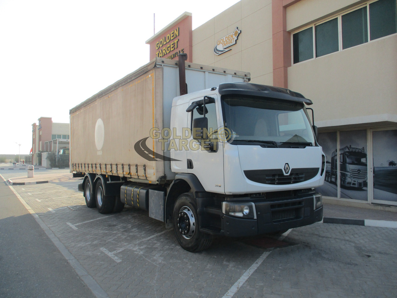 Renault KERAX 380 Curtainsider Truck - Schuifzeilen vrachtwagen: afbeelding 1 Renault KERAX 380 Curtainsider Truck - Schuifzeilen vrachtwagen: afbeelding 1