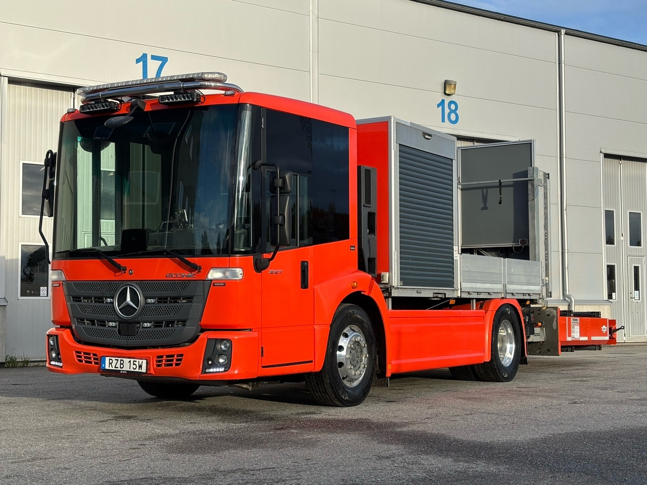 TMA-bil Mercedes-Benz Econic 1827 4x2 -2021 | Hiab-kran - Vrachtwagen met open laadbak, Kraanwagen: afbeelding 1 TMA-bil Mercedes-Benz Econic 1827 4x2 -2021 | Hiab-kran - Vrachtwagen met open laadbak, Kraanwagen: afbeelding 1