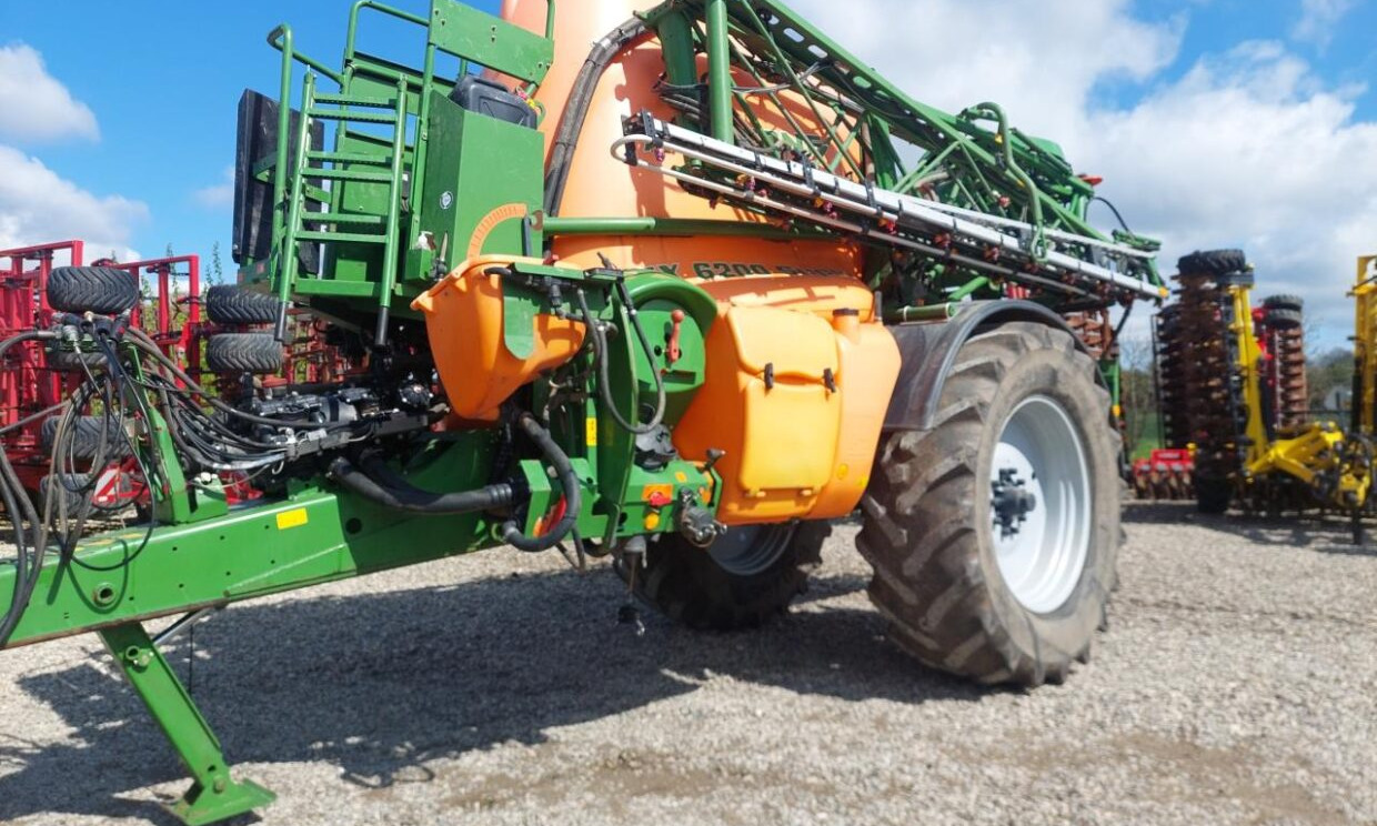 Amazone UX 6200 Super 28-30 M - Getrokken veldspuit: afbeelding 1 Amazone UX 6200 Super 28-30 M - Getrokken veldspuit: afbeelding 1