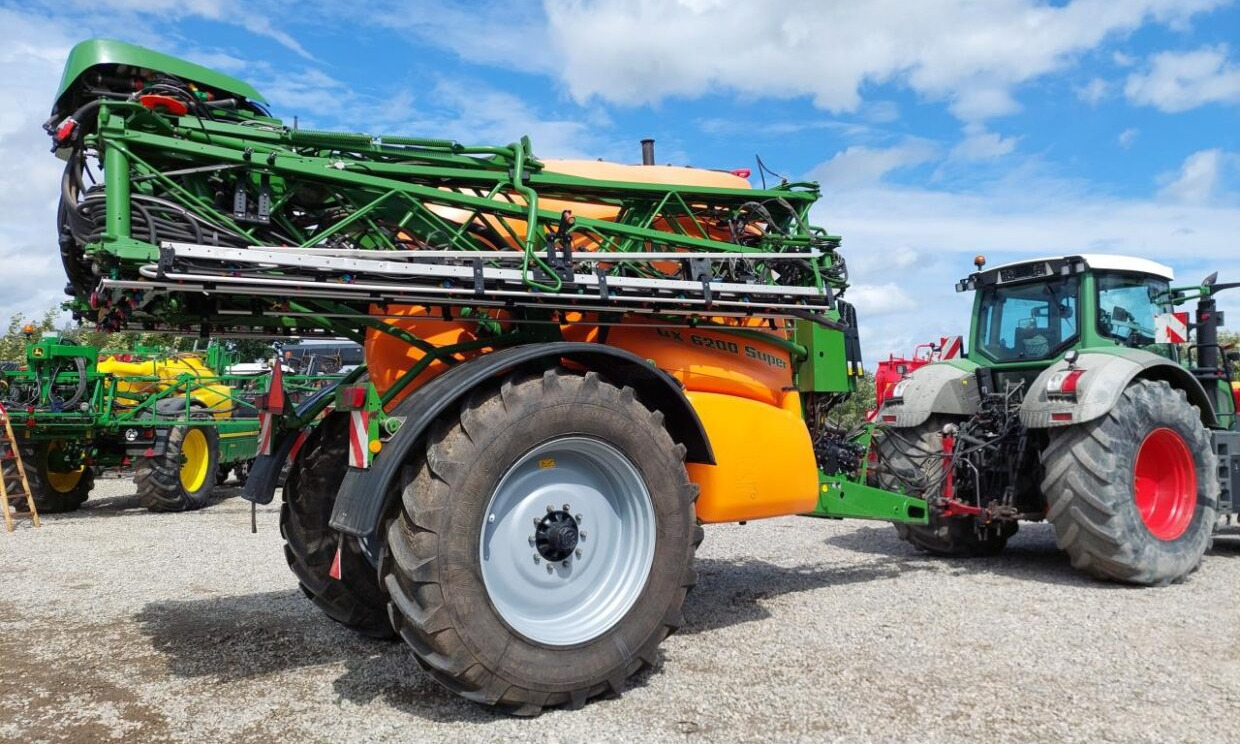 Amazone UX 6200 Super- 36m m GPS - Getrokken veldspuit: afbeelding 2 Amazone UX 6200 Super- 36m m GPS - Getrokken veldspuit: afbeelding 2