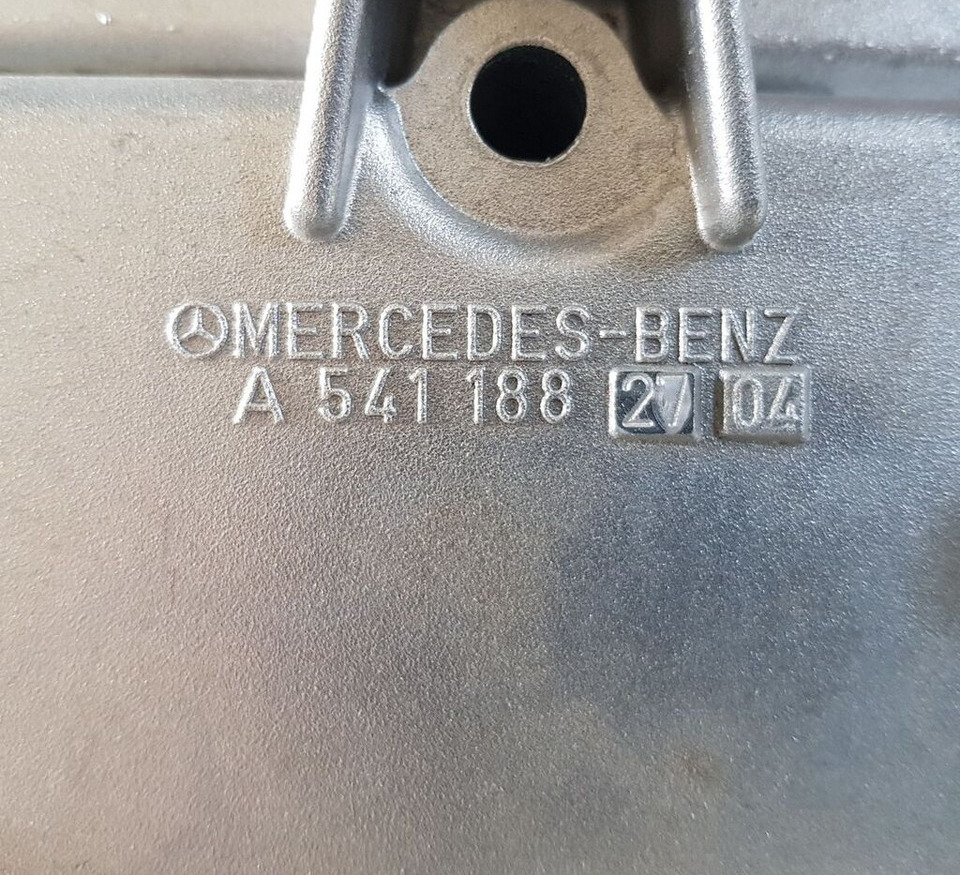 Mercedes-Benz A541 188 2704   Mercedes-Benz ACTROS - Oliekoeler voor Vrachtwagen: afbeelding 1 Mercedes-Benz A541 188 2704   Mercedes-Benz ACTROS - Oliekoeler voor Vrachtwagen: afbeelding 1