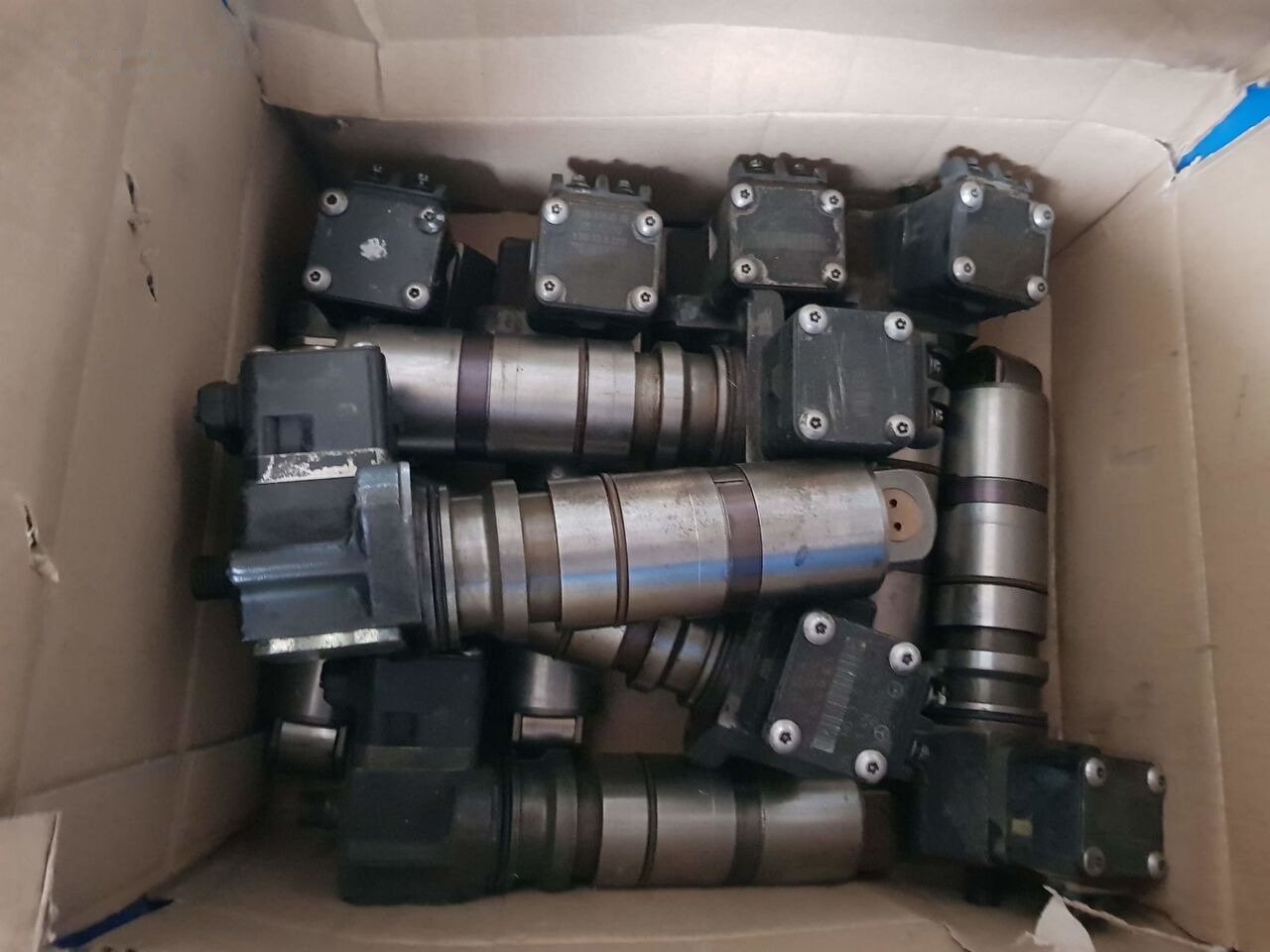 Mercedes-Benz ATEGO,ACTROS truck - Brandstofpomp voor Vrachtwagen: afbeelding 1 Mercedes-Benz ATEGO,ACTROS truck - Brandstofpomp voor Vrachtwagen: afbeelding 1