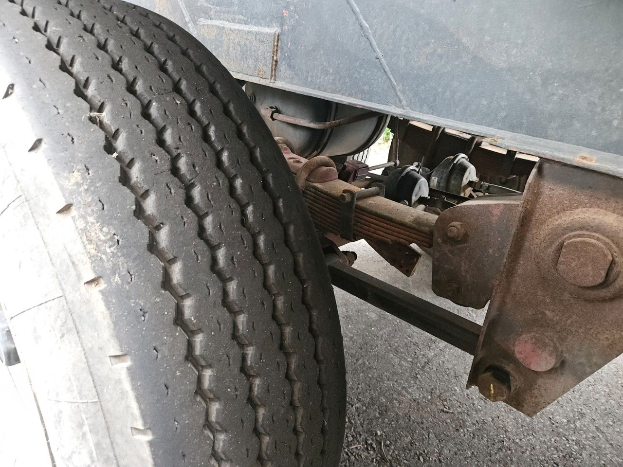 Kässbohrer Silo Güllefaß 33m³ Blattfederung - Bulkoplegger: afbeelding 4 Kässbohrer Silo Güllefaß 33m³ Blattfederung - Bulkoplegger: afbeelding 4