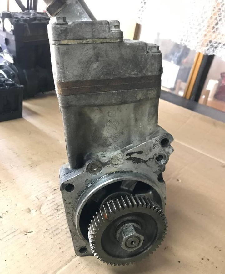 Voith LP490 A4711303215 Mercedes-Benz Actros MP4 Euro 6 A4711303215 Hurt Voith Wabco - Compressor voor Vrachtwagen: afbeelding 1 Voith LP490 A4711303215 Mercedes-Benz Actros MP4 Euro 6 A4711303215 Hurt Voith Wabco - Compressor voor Vrachtwagen: afbeelding 1