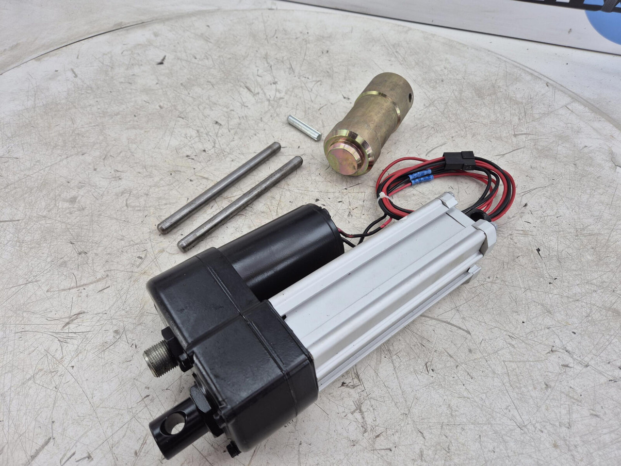 Demag AC 120 Counterweigt locking liniar motor set - Elektrisch systeem voor Kraan: afbeelding 1 Demag AC 120 Counterweigt locking liniar motor set - Elektrisch systeem voor Kraan: afbeelding 1