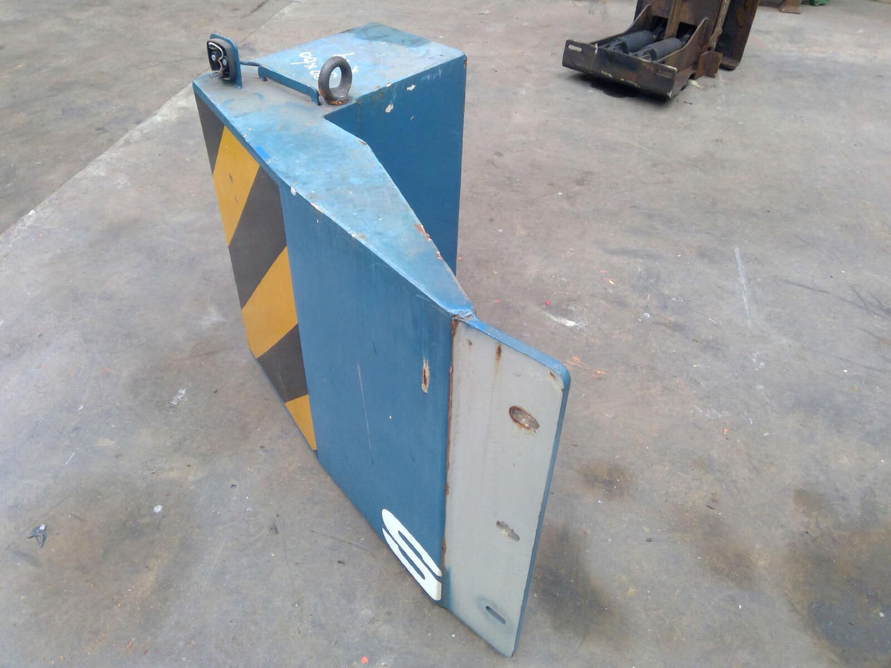FAUN ATF 40G-2 counterweight 0,7 ton left side - Tegenwicht voor Mobiele kraan: afbeelding 2 FAUN ATF 40G-2 counterweight 0,7 ton left side - Tegenwicht voor Mobiele kraan: afbeelding 2