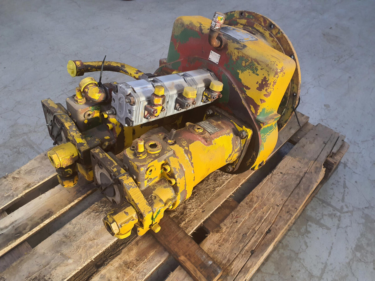 Krupp 70 GMT distributor gear box with pump set - Hydraulische pomp voor Mobiele kraan: afbeelding 2 Krupp 70 GMT distributor gear box with pump set - Hydraulische pomp voor Mobiele kraan: afbeelding 2