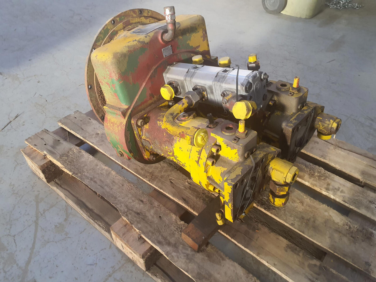 Krupp 70 GMT distributor gear box with pump set - Hydraulische pomp voor Mobiele kraan: afbeelding 4 Krupp 70 GMT distributor gear box with pump set - Hydraulische pomp voor Mobiele kraan: afbeelding 4