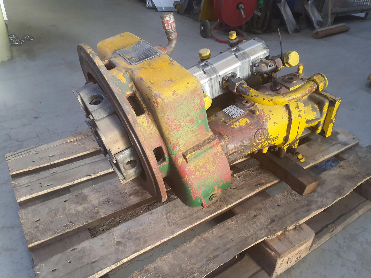 Krupp 70 GMT distributor gear box with pump set - Hydraulische pomp voor Mobiele kraan: afbeelding 3 Krupp 70 GMT distributor gear box with pump set - Hydraulische pomp voor Mobiele kraan: afbeelding 3
