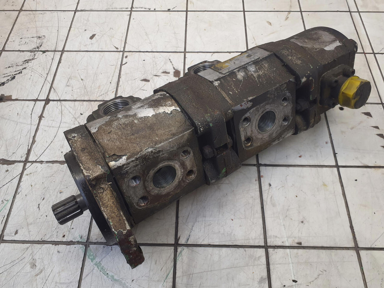 Krupp KMK 5100 3 way gear pump - Hydraulische pomp voor Mobiele kraan: afbeelding 1 Krupp KMK 5100 3 way gear pump - Hydraulische pomp voor Mobiele kraan: afbeelding 1