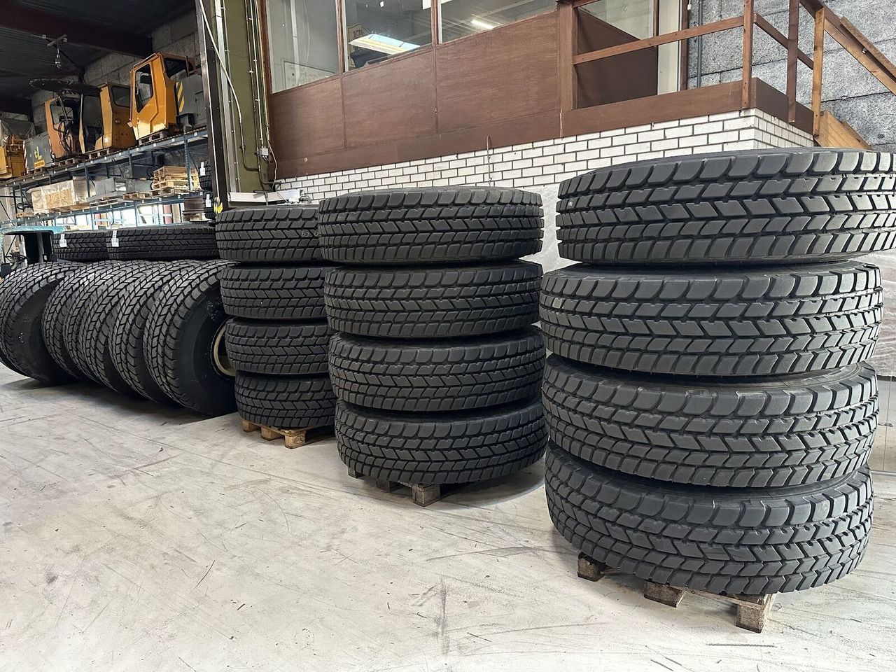 Liebherr Crane Tires/Rims for sale - Band voor Mobiele kraan: afbeelding 2 Liebherr Crane Tires/Rims for sale - Band voor Mobiele kraan: afbeelding 2