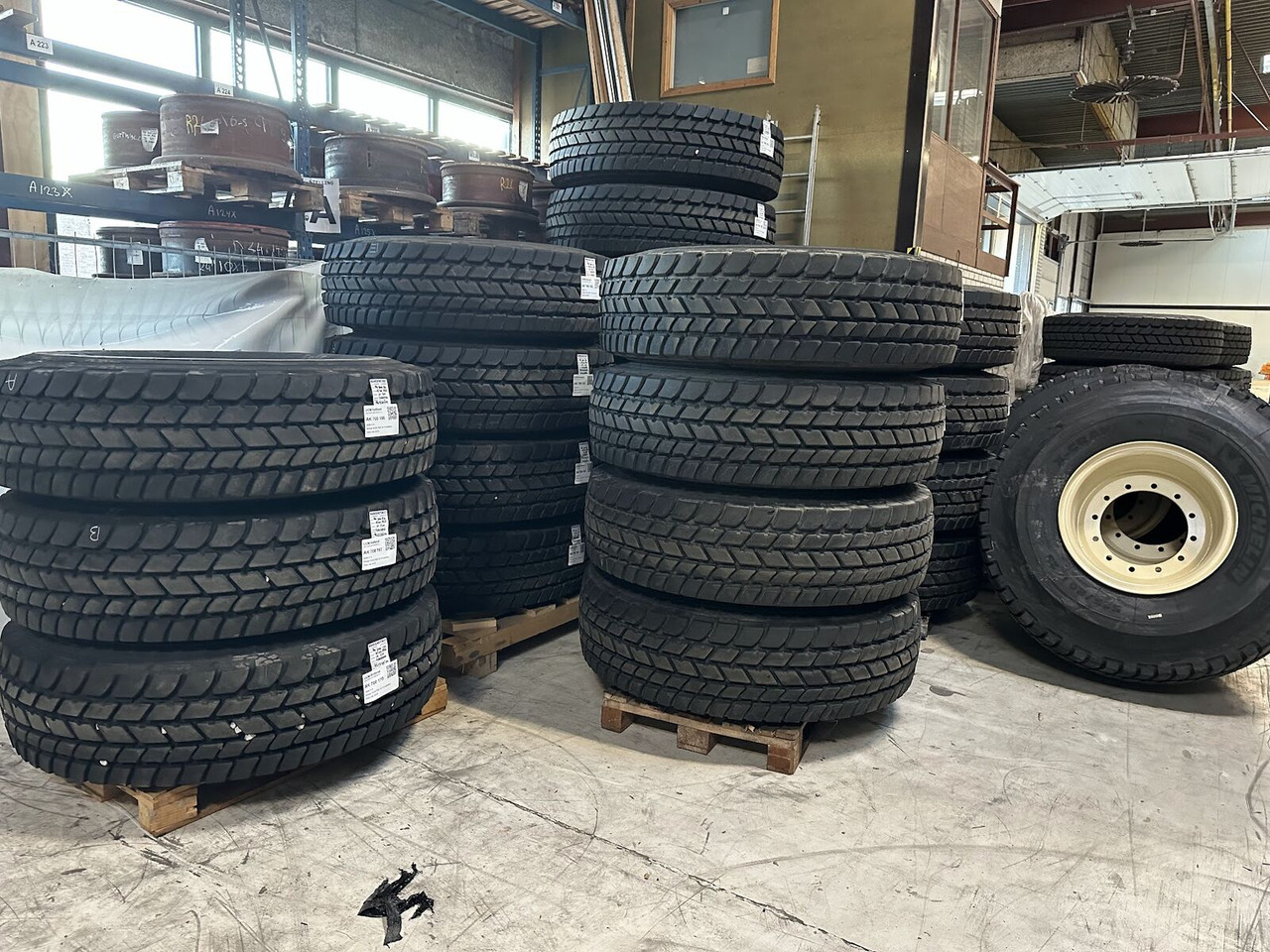 Liebherr Crane Tires/Rims for sale - Band voor Mobiele kraan: afbeelding 5 Liebherr Crane Tires/Rims for sale - Band voor Mobiele kraan: afbeelding 5