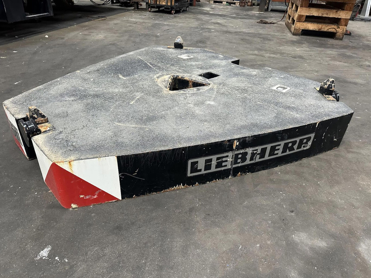 Liebherr LTM /LR counterweight 5T - Tegenwicht voor Mobiele kraan: afbeelding 4 Liebherr LTM /LR counterweight 5T - Tegenwicht voor Mobiele kraan: afbeelding 4
