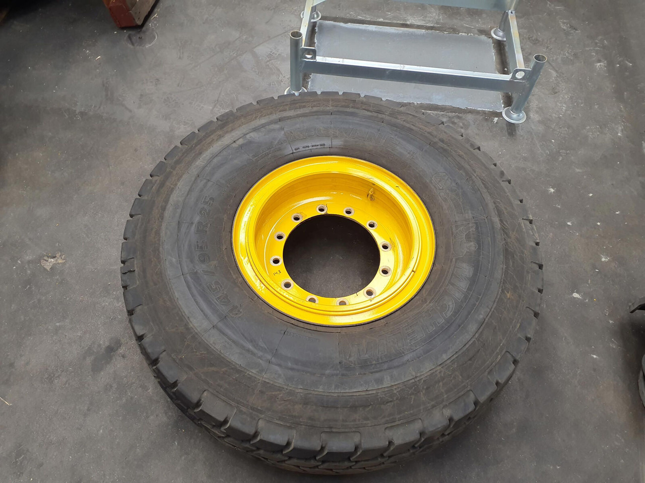 Michelin Wheel 445/95R25 12 14.8 3p - Complete wiel voor Kraan: afbeelding 1 Michelin Wheel 445/95R25 12 14.8 3p - Complete wiel voor Kraan: afbeelding 1