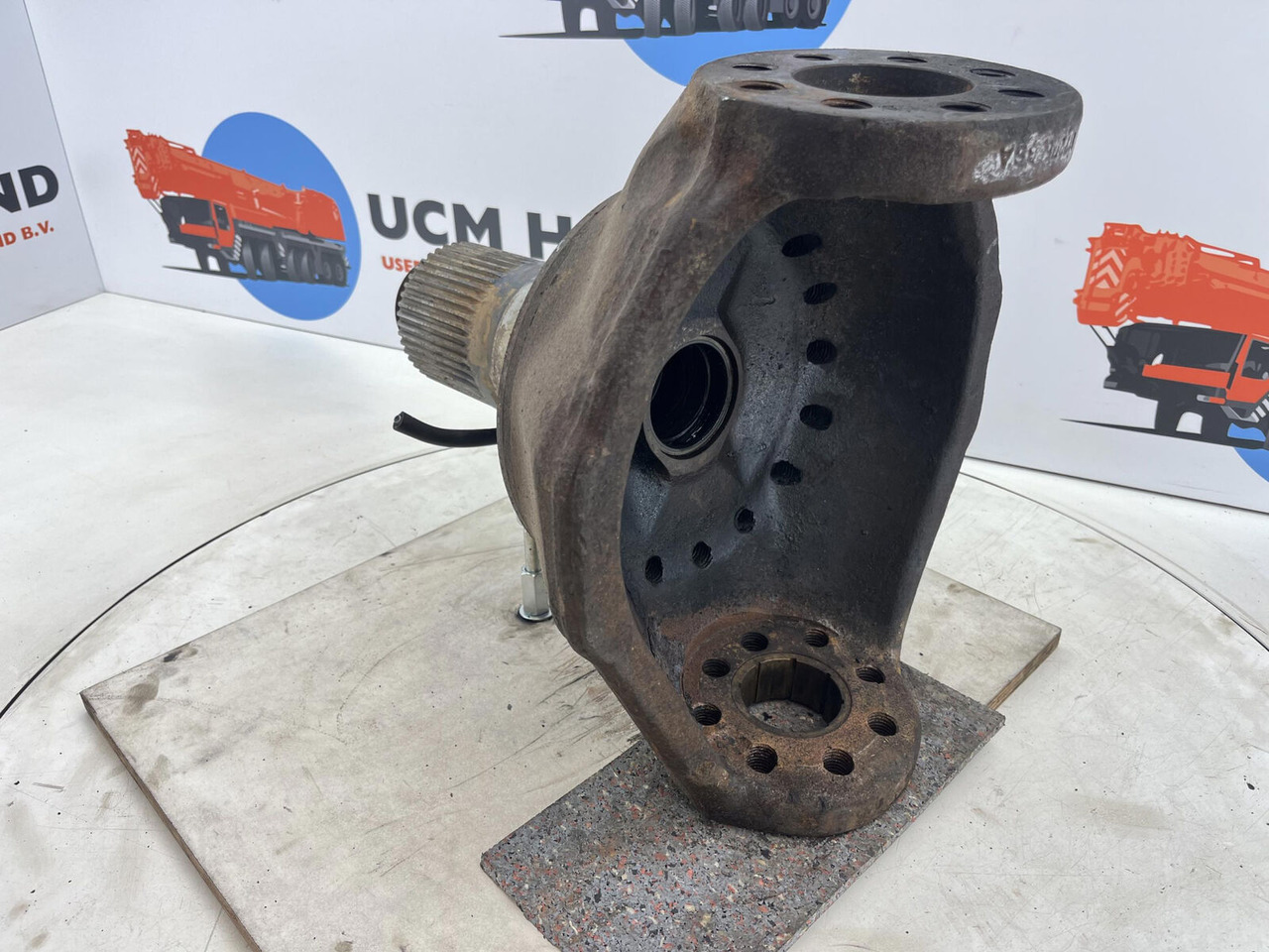 PPM ATT 400 Steering knuckle 16 holes axle 1 - Fusee voor Kraan: afbeelding 4 PPM ATT 400 Steering knuckle 16 holes axle 1 - Fusee voor Kraan: afbeelding 4