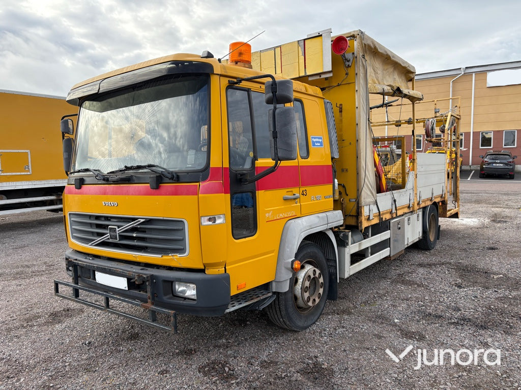 Lastbil - Volvo FL611 4X2 - Vrachtwagen met open laadbak: afbeelding 1 Lastbil - Volvo FL611 4X2 - Vrachtwagen met open laadbak: afbeelding 1