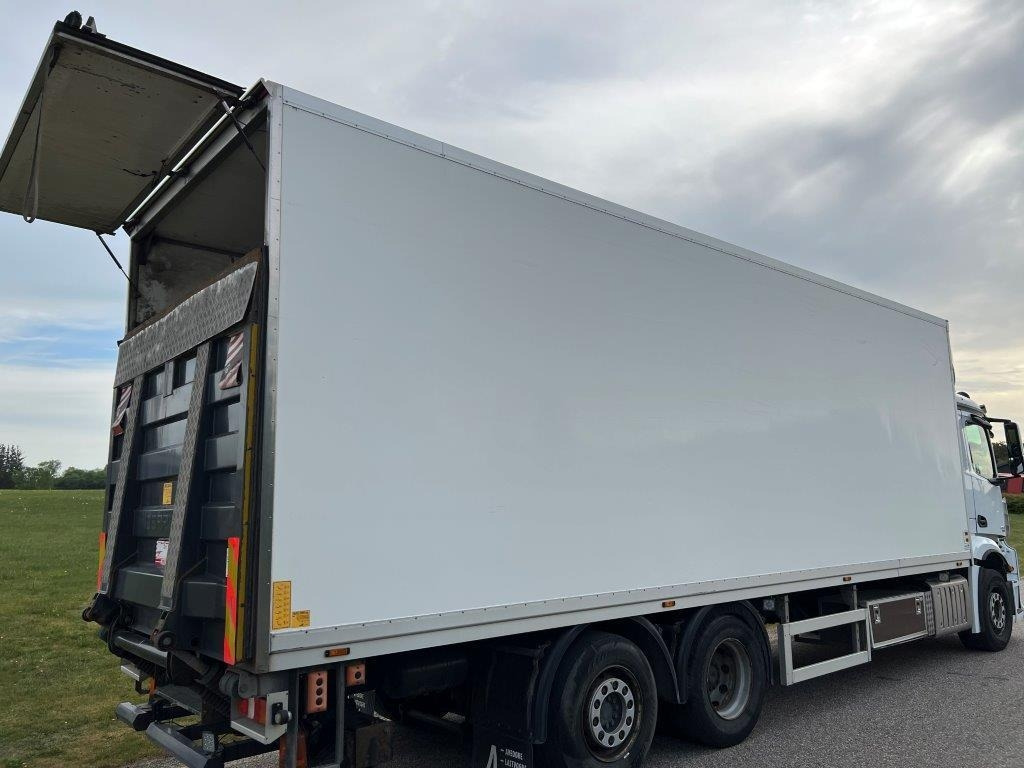 8,4 mtr glasfiber kasse - Xarios 500 - Gesloten laadbak: afbeelding 1 8,4 mtr glasfiber kasse - Xarios 500 - Gesloten laadbak: afbeelding 1