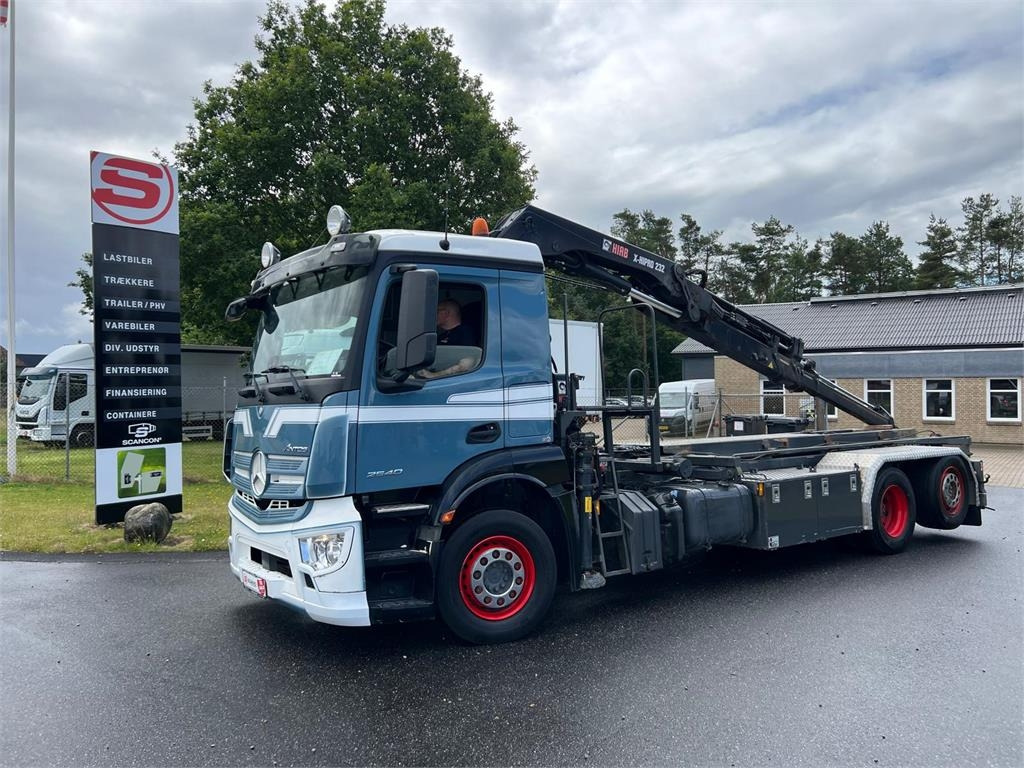Mercedes-Benz Antos 2540 L - Hiab 232E5 kran - Portaalarmsysteem vrachtwagen: afbeelding 1 Mercedes-Benz Antos 2540 L - Hiab 232E5 kran - Portaalarmsysteem vrachtwagen: afbeelding 1
