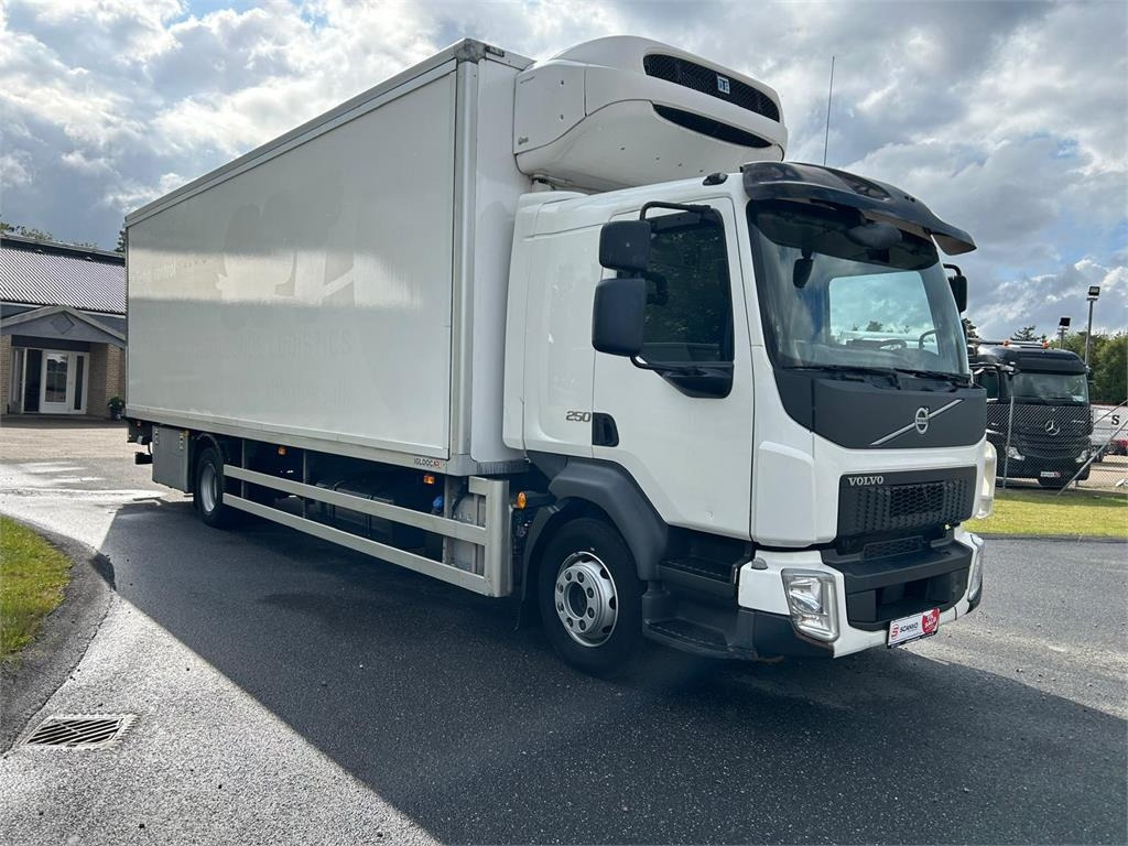 Volvo FL 250 16 ton - Koelwagen vrachtwagen: afbeelding 2 Volvo FL 250 16 ton - Koelwagen vrachtwagen: afbeelding 2