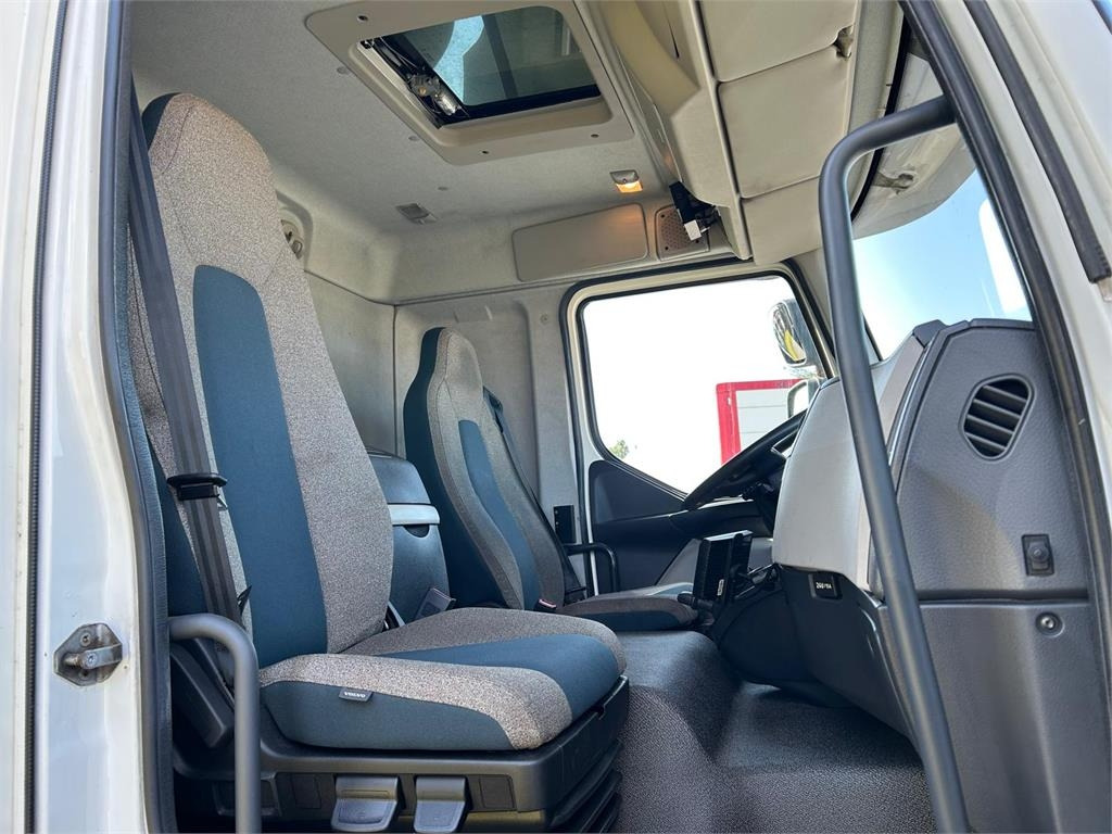 Koelwagen vrachtwagen Volvo FL 280 (12 ton) Dobbelt compartment: afbeelding 9