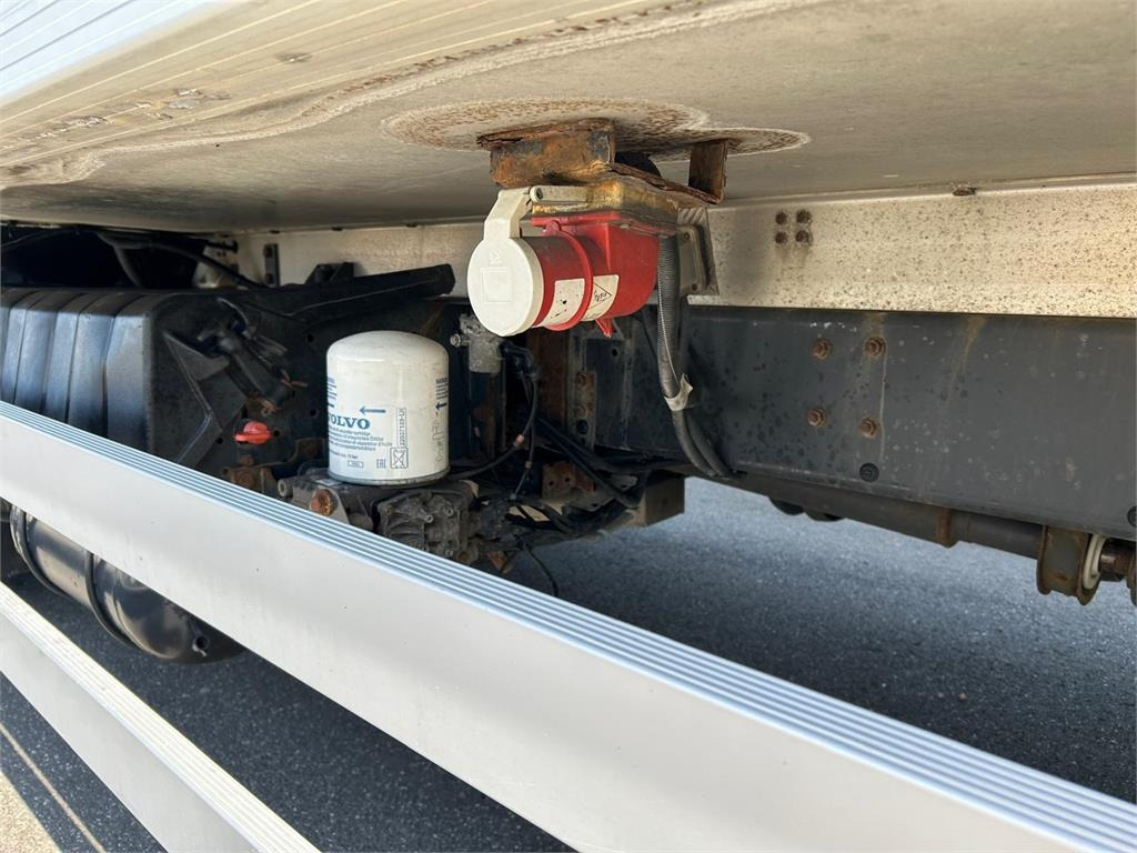 Koelwagen vrachtwagen Volvo FL 280 (12 ton) Dobbelt compartment: afbeelding 18
