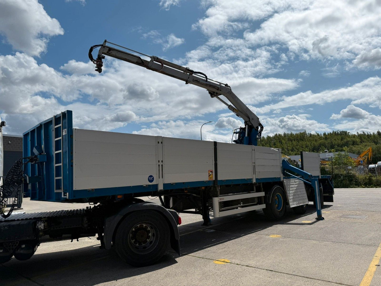 Vogelzang. Kran HIAB R165 roto. TUV 10/2025 - Open bak met boorden oplegger: afbeelding 3 Vogelzang. Kran HIAB R165 roto. TUV 10/2025 - Open bak met boorden oplegger: afbeelding 3