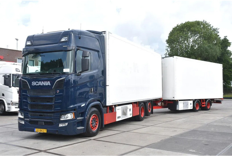 Scania S520 V8 NGS 6x2*4NB + SCHMITZ ZKO 20 - THERMO KING - RETARDER - FULL AIR - WHEELBASE: 515 CM - TOP CONDITION - - Koelwagen vrachtwagen: afbeelding 1 Scania S520 V8 NGS 6x2*4NB + SCHMITZ ZKO 20 - THERMO KING - RETARDER - FULL AIR - WHEELBASE: 515 CM - TOP CONDITION - - Koelwagen vrachtwagen: afbeelding 1