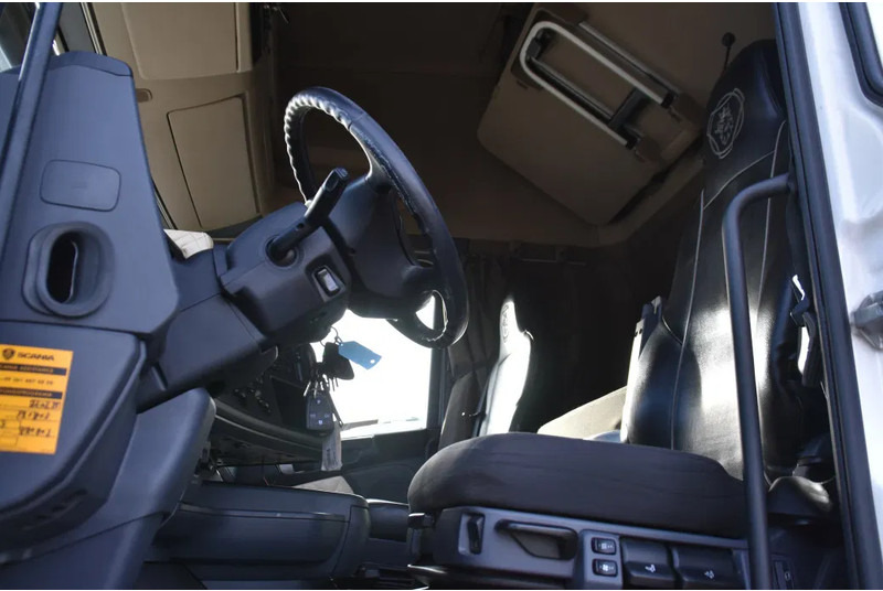 Scania R450 TL 4x2 - RETARDER - 815 TKM - PTO - PARK. AIRCO - NAVI - 2 x FUEL TANKS - GOOD CONDITION - - Trekker: afbeelding 4 Scania R450 TL 4x2 - RETARDER - 815 TKM - PTO - PARK. AIRCO - NAVI - 2 x FUEL TANKS - GOOD CONDITION - - Trekker: afbeelding 4