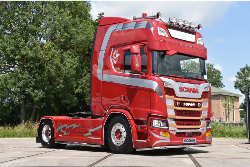 Scania R650 V8 NGS 4x2NB - LIKE NEW - RETARDER - FULL AIR - PARK. AIRCO - 4 POINT AIR SUSP. - 2 x FUEL TANKS - ALCOA'S - - Trekker: afbeelding 1 Scania R650 V8 NGS 4x2NB - LIKE NEW - RETARDER - FULL AIR - PARK. AIRCO - 4 POINT AIR SUSP. - 2 x FUEL TANKS - ALCOA'S - - Trekker: afbeelding 1