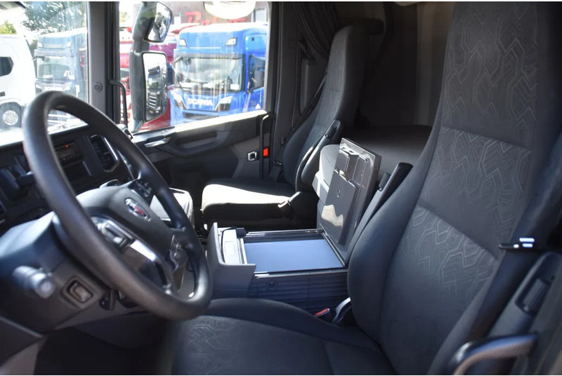 Scania S450 NGS 4x2NB - FULL AIR - RETARDER - ACC - AIRCO - 2 x FUEL TANKS - TOP CONDITION - - Trekker: afbeelding 5 Scania S450 NGS 4x2NB - FULL AIR - RETARDER - ACC - AIRCO - 2 x FUEL TANKS - TOP CONDITION - - Trekker: afbeelding 5