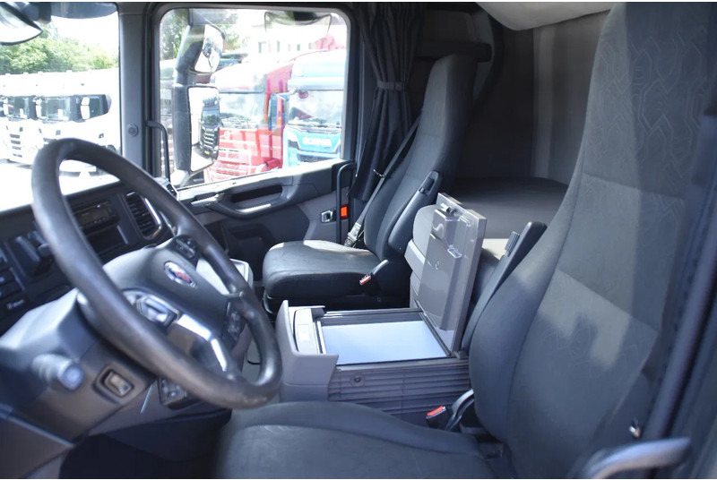 Scania S450 NGS 4x2NB - RETARDER - 746 TKM - FULL AIR - AIRCO - 2 x FUEL TANKS - TOP CONDITION - - Trekker: afbeelding 5 Scania S450 NGS 4x2NB - RETARDER - 746 TKM - FULL AIR - AIRCO - 2 x FUEL TANKS - TOP CONDITION - - Trekker: afbeelding 5